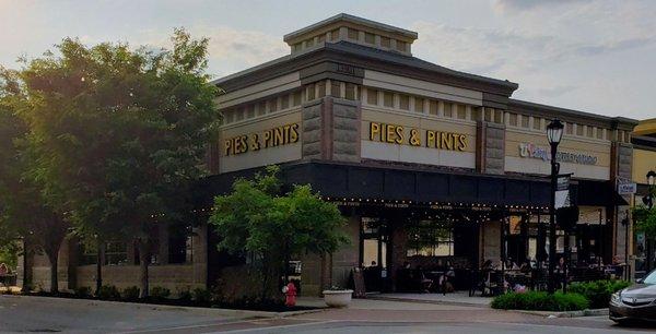 Storefront for Pies and Pints Noblesville