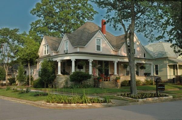 1907 Georgian Revival built by a Kansas City Southern Railroad Conductor