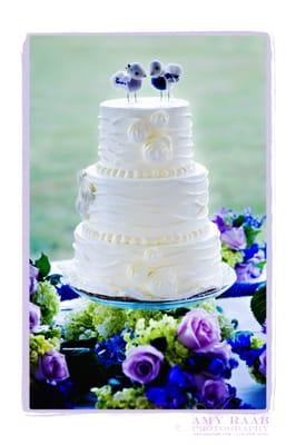 Ranunculus cake design, photo c/o Amy Raab photography