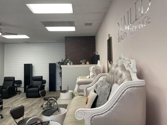 Relaxing pedi area is so cute!