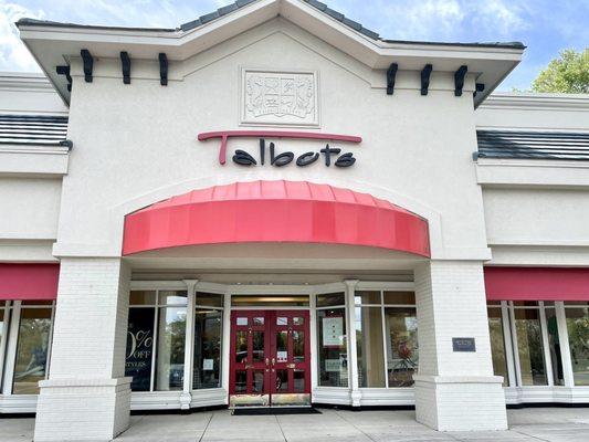 I love all #Talbots but this is my favorite one on A1A Ponte Vedra. The parking lot is not chaotic (lol)! Let's go in! (*‿*)