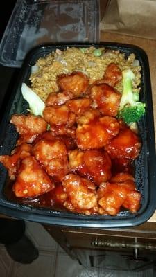 General Tso's Chicken dinner combo plate....awful pork fried rice no flavor at all....delish chicken tho