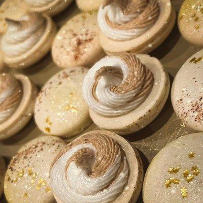 Eggnog swirled winter holiday macarons