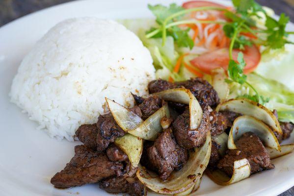 4C. CƠM BÒ LÚC LẮC
SHAKING BEEF RICE