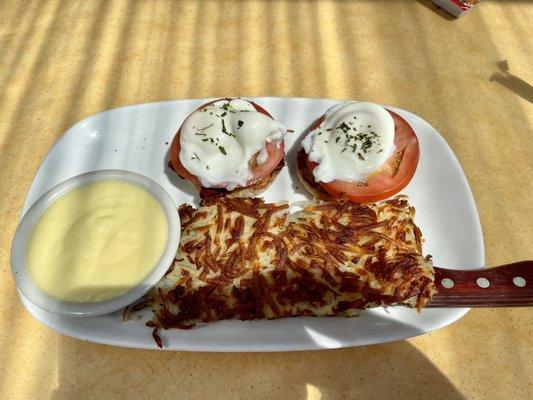 B.T.A. Benedict (bacon, tomato & avocado) with the hollandaise sauce on the side. Very good :)