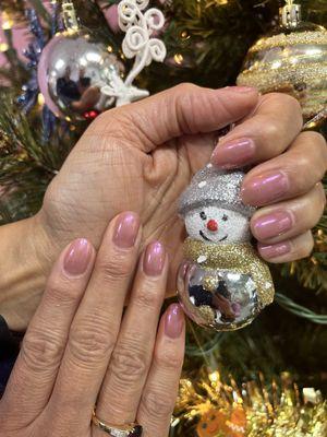 Beautiful gel w/chrome manicure perfect for the holidays.