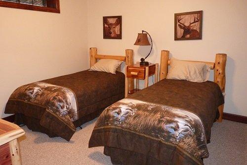 Elk Lodge guest bedroom