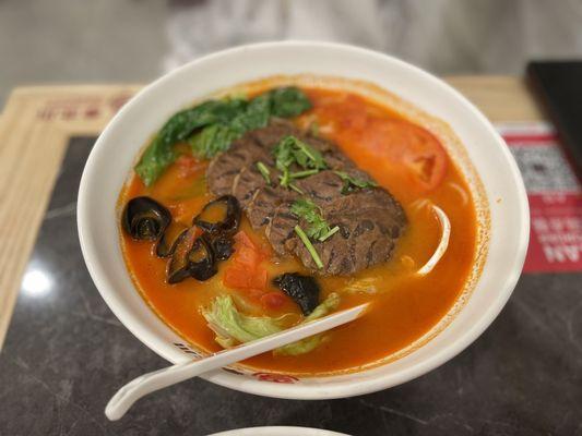 Rice noodles in tomato broth and beef tendon slices