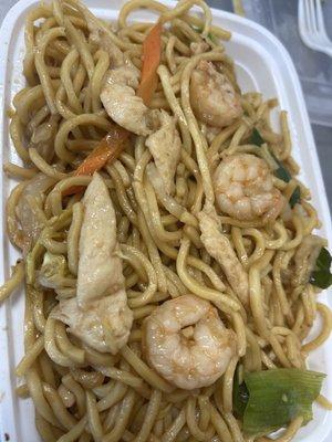 Shrimp and chicken lo mein (kids love it )