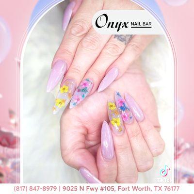 Blossom into spring with our floral nail designs! Let your fingertips bloom with delicate petals, embracing the season's beauty.