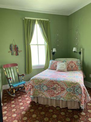 Sassy Sisters'Inn has two charming bedrooms, each with its own en-suite bathroom.