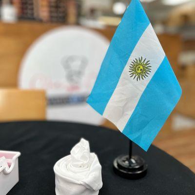 Cute little Argentinian flag and nicely folded napkins.