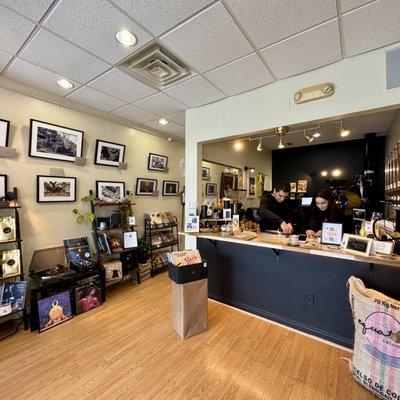 Inside view and the owners voluntarily wrapping my vinyls (they are gifts) with ribbon and a festive Christmas ornament.