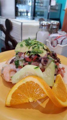 Tostada de ceviche de camarón y pulpo