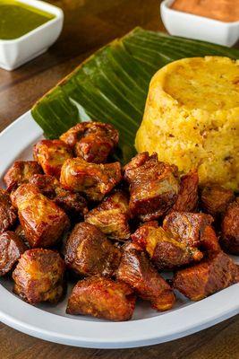 "Mofongo con carne frita"