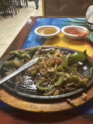 Best chicken fajitas with spicy hot sauce and chili torigago (jalapeño) with great service.