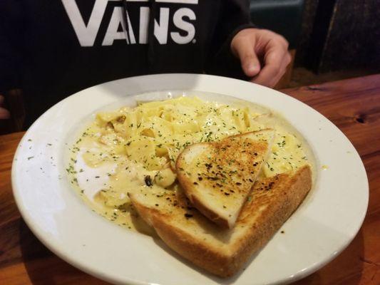 Chicken Alfredo with Garlic Toast