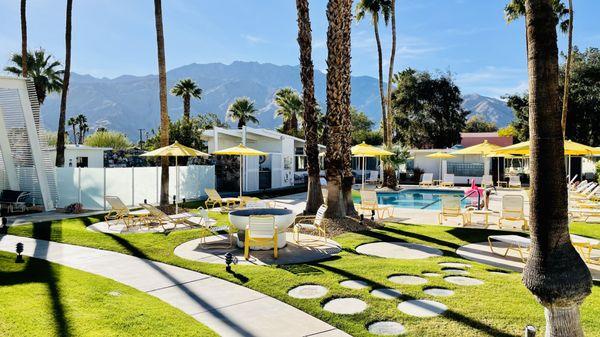 I mean... c'mon. Does it get any more Palm Springs than this?!