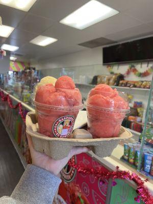 small elote nieve de garrafa and two strawberry