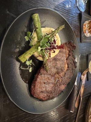 Waygu and mashed potatoes with asparagus