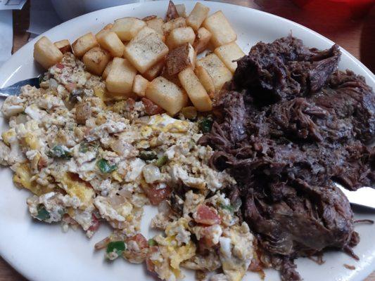 Barbacoa con Huevos a la Mexicana y Papas Fritas