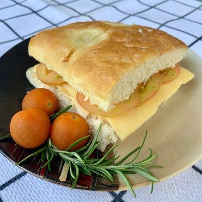 Focaccia rellena de queso gouda, s Hard salami y vegetales