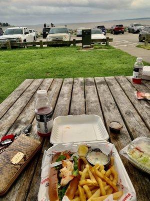 What better than Iggys Hot Lobster Roll Dinner⁉ eating Iggys lobster dinner by the sea with your hubby‼