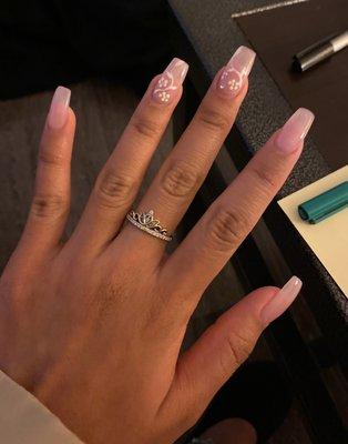 I love the flower detailing nail tech: Sam