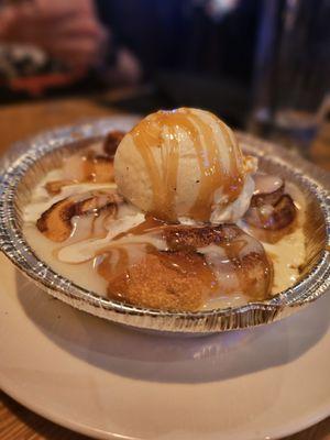 Cinnamon roll pizookie