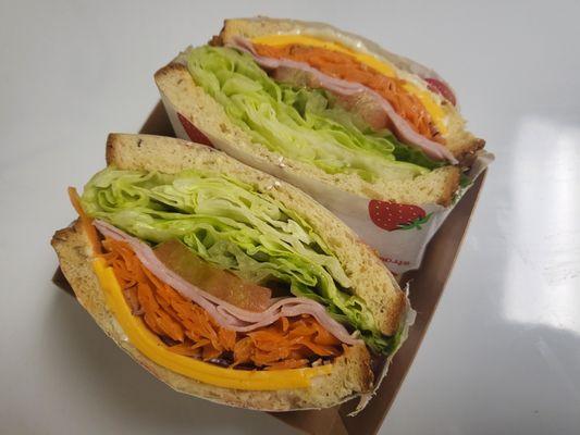 Harlequin Sandwich
(A casual sandwich made with healthy fresh vegetables, seasoned carrots, cheese, and ham.)