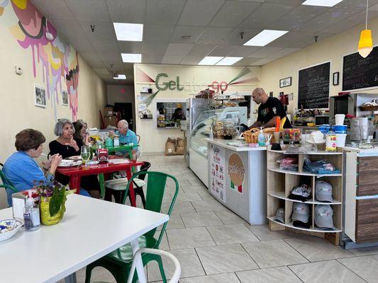 The inside of the restaurant with Páteo behind the counter.