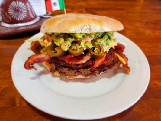 La mega huasteco  MILANESA DE POLLO, BISTEC A LA PLANCHA ,CHORIZO Y TOSINO TODO EN UNA MISMA TORTA