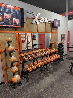 Hotworx-browsnboro open non-heated area the FX Zone with free weights and virtual instructor led sessions.