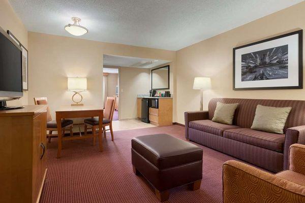 Embassy Suites by Hilton Kansas City International Airport