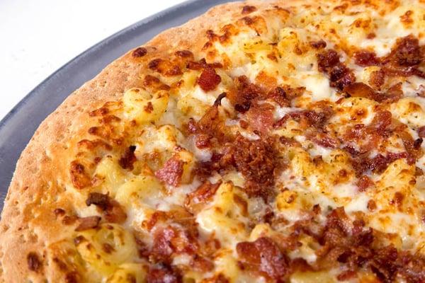 The Winter Pie!  Creamy mac & cheese, bacon, and mozzarella!