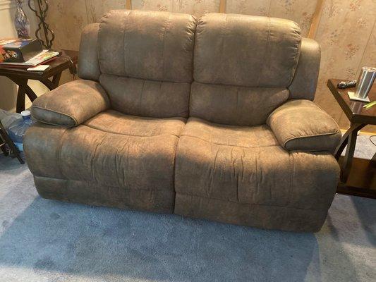 Reclining loveseat