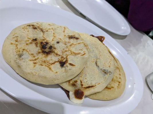 Pupusa De Arroz Revuelta Pupusa De Arroz Frijol Queso y Loroco