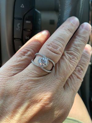 Hubby gifted me a new wedding ring for our anniversary.... This design by Alex is spectacular!