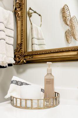 clean & stylish bathroom