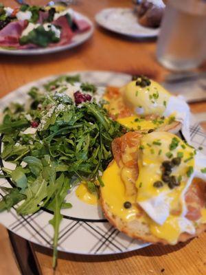 The Gravlox benedict (basically lox on an English muffin) with side salad is good, but wouldn't order again for the $19.75 price tag