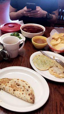 Menudo, Gordita de picadillo, taco de harina con desehebrada.