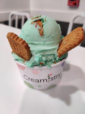 Mint ice cream with speculoos topping