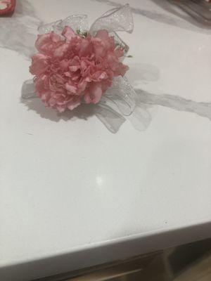 Not worth $28 for single flower corsage