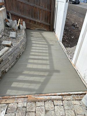 Small concrete slab
We do all concrete works 
Slabs,walls, driveways, and foundations