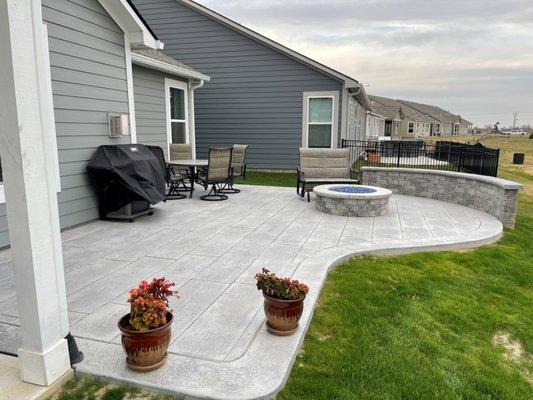 Wood Stamped and colored backyard concrete patio