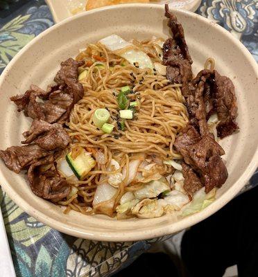 Yakisoba noodles with beef