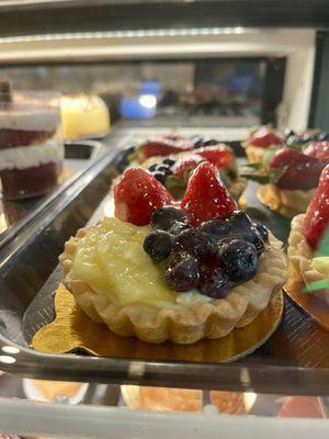 Fruit tarte - didn't try, but it LOOKED delectable, and I appreciated the pineapple addition