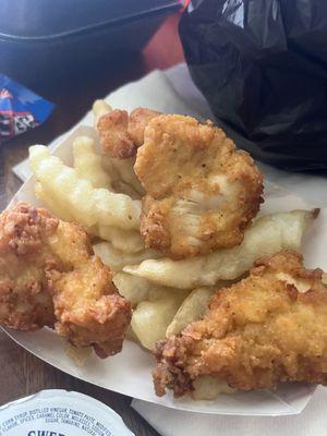 Kids chicken nugget that comes with a drink and oreos