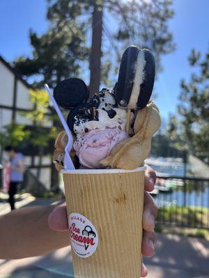 Orea bubble waffle with chocolate, vanilla and strawberry ice cream.  You order an Oreo bubble waffle and it's what it comes with.