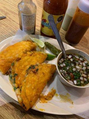 Tacos de birria con consomé